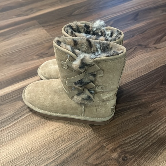 Koolaburra by Ugg Leopard Fur Bow Detail size 3 - Picture 2 of 4